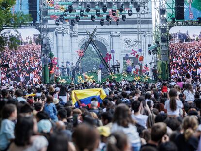 Una multitud asiste al concierto del músico colombiano Camilo en la puerta de Alcala en Madrid.