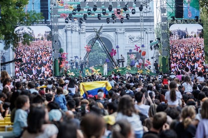 Una multitud asiste al concierto que el msico colombiano Camilo en la puerta de Alcal, en Madrid.