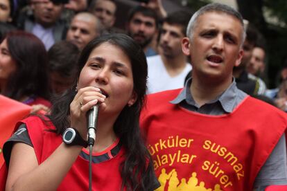 Ibrahim Gökçek y otros miembros de la formación en una protesta en 2015.