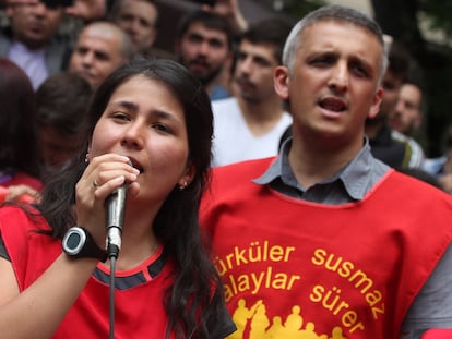 Ibrahim Gökçek y otros miembros de la formación en una protesta en 2015.