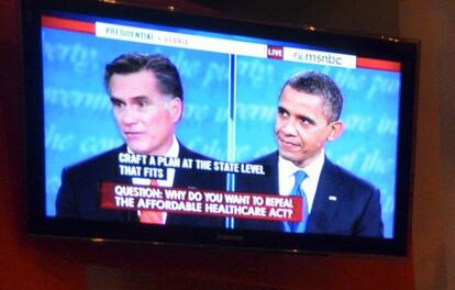 Obama y Romney en una pantalla de televisión durante su cara a cara.