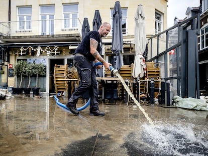 Un empresario limpia este viernes los daños de las inundaciones sufridos por su negocio en la ciudad de Valkenburg (Países Bajos).