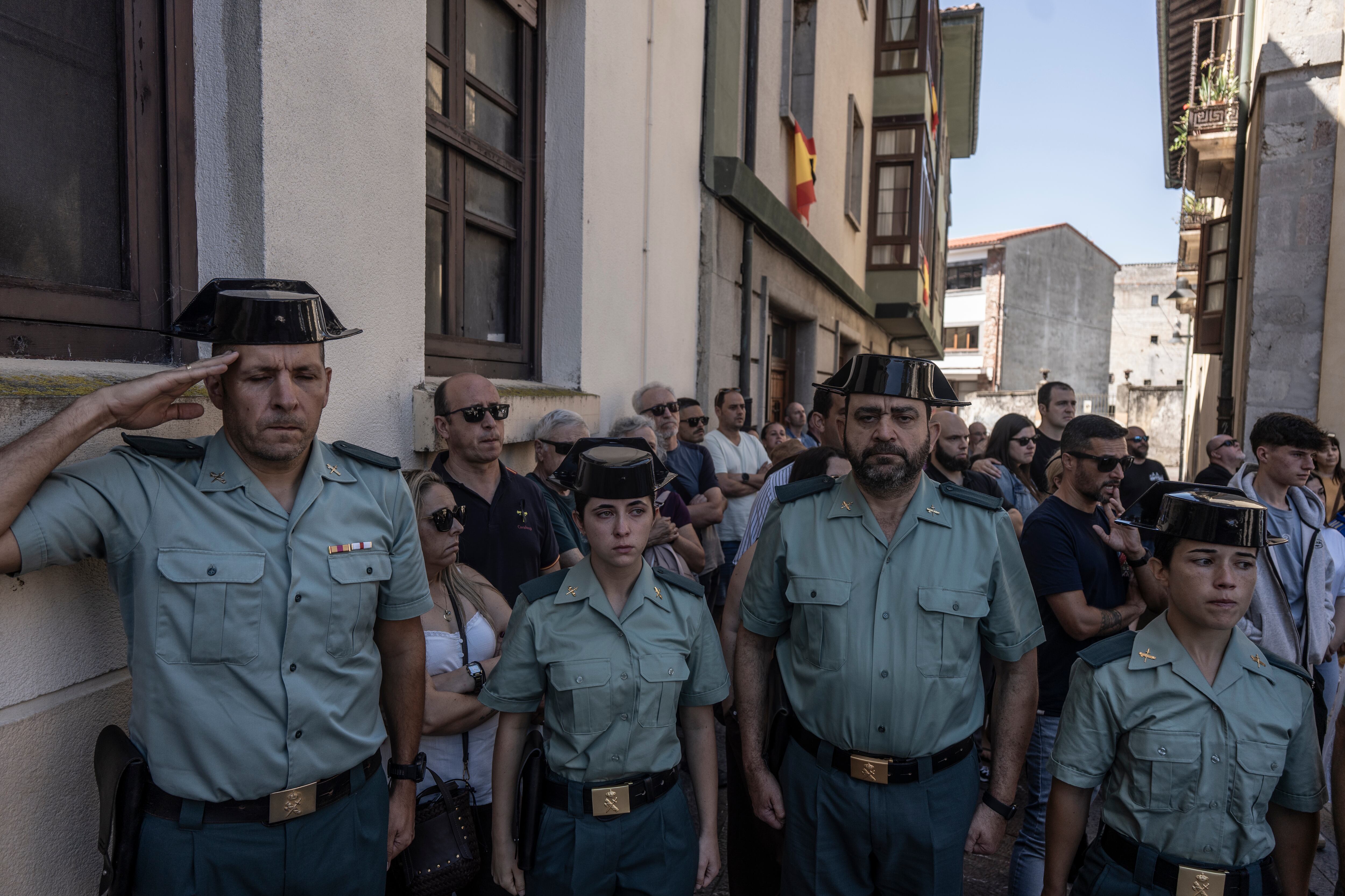Compañeros de la guardia civil durante el funeral de Laura el 7 de agosto de 2026 en Llanes, en Asturias.