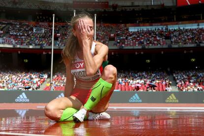 La bielorusa  Sviatlana Kudzelich después de abandonar de la carrera de los 3000 metros obstaculos.