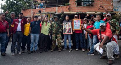 Seguidores de Nicolás Maduro posam durante uma caravana de apoio.