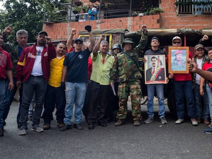 Seguidores de Nicolás Maduro posam durante uma caravana de apoio.