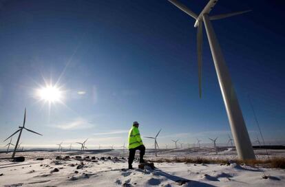 Un operario realiza tareas de mantenimiento en el parque e&oacute;lico Whitelee, en la localidad escocesa de Eaglesham Moor, propiedad de Scottish Power e Iberdrola. 