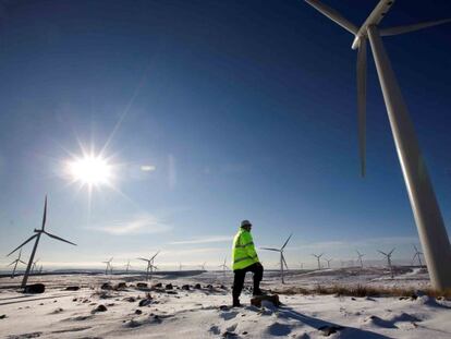 Un operario realiza tareas de mantenimiento en el parque e&oacute;lico Whitelee, en la localidad escocesa de Eaglesham Moor, propiedad de Scottish Power e Iberdrola. 