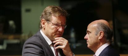 El ministro español de Economía en funciones, Luis de Guindos (d), conversa con el ministro belga de Finanzas, Johan Van Overtveldt (i), antes del comienzo de la reunión de ministros de Economía y Finanzas de la Unión Europea en Luxemburgo.