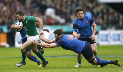 Rob Kearney intenta avanzar.