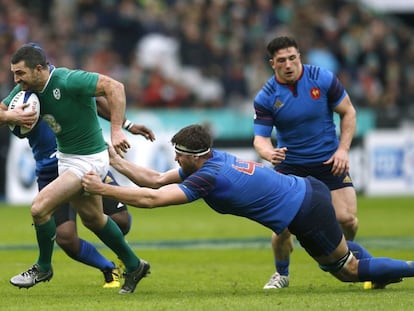 Rob Kearney intenta avanzar.