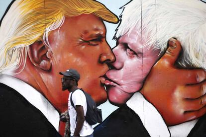 Grafiti de Donald Trump besando a Boris Johnson en un edificio de Bristol, Reino Unido.