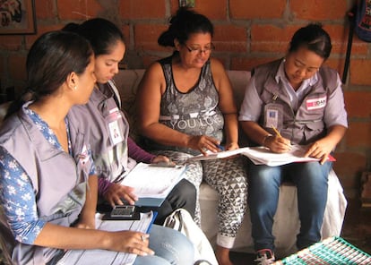 Trabajadoras del Departamento Administrativo Nacional de Estadística realizando encuestas en hogares colombianos.