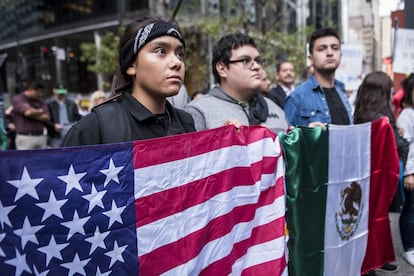 'Dreamers' llevan la bandera estadounidense y la mexicana durante una protesta en Chicago, en 2017.