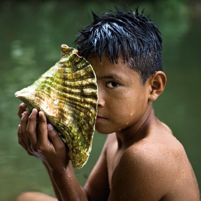 <b>Mortalidad infantil.</b> Hay datos para la esperanza. La tasa de mortalidad de niños menores de cinco años en el mundo pasó de  9,3% en 1990 al 7,2% en 2006. América Latina y Caribe, fueron las zonas con más avances: pasó del 5,55 en 1996 al 2,7 en 2006. Belice es el país con más infectados de VIH en todo el Caribe. Además, las comunidades aisladas carece de luz. Evan Cal, carismático y futbolero, tiene 11 años. Su padre, líder de San José, es consciente del aislamiento de su comunidad. Sin luz, ni acceso a nuevas tecnologías.