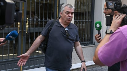 El exsecretario de Organización del PSOE Santos Cerdán a su salida de su domicilio, el miércoles.