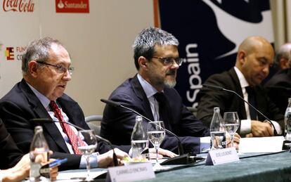 El presidente de la Cámara de Comercio de España, José Luis Bonet, (izquierda) junto al presidente de AmChamSpain, Jaime Malet, y el ex secretario de Estado de Comercio, Jaime García-Legaz, en Madrid. 