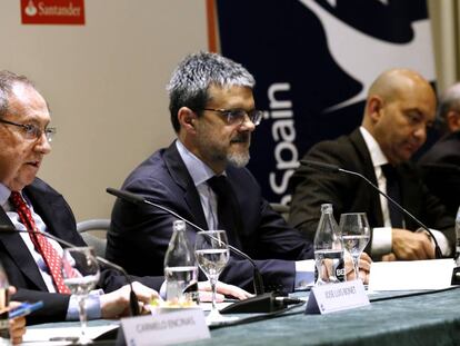 El presidente de la Cámara de Comercio de España, José Luis Bonet, (izquierda) junto al presidente de AmChamSpain, Jaime Malet, y el ex secretario de Estado de Comercio, Jaime García-Legaz, en Madrid. 