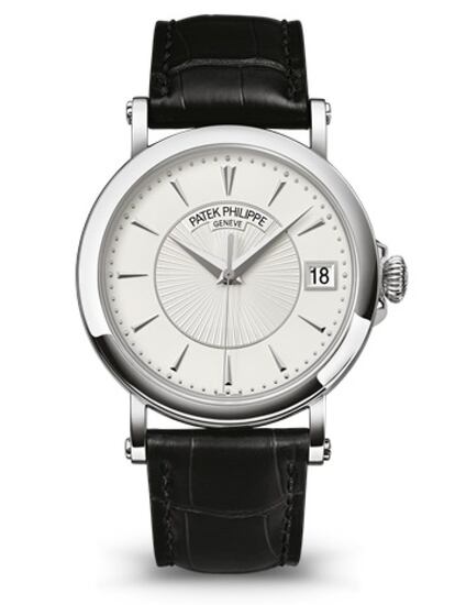 El modelo Calatrava se impone como la quintaesencia del reloj de pulsera redondo y constituye uno de los símbolos más auténticos del estilo Patek Philippe. Un clásico que triunfa gracias a su sobriedad extrema. Precio: 31.640 euros.