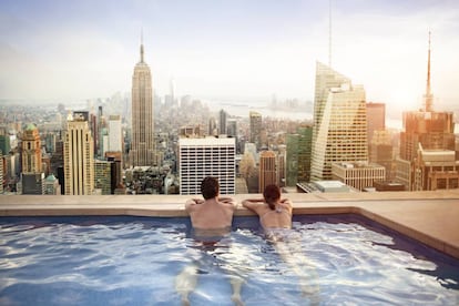 Contemplando el Empire State Building desde la piscina de un hotel de Manhattan, en Nueva York.