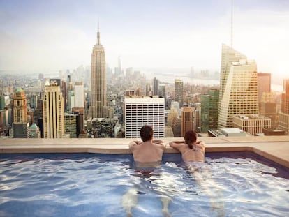 Contemplando el Empire State Building desde la piscina de un hotel de Manhattan, en Nueva York.