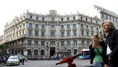 Fachada del Banco Santander Central Hispano en la plaza de Canalejas.