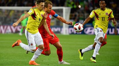 Arias pugna por un balón con Kane en presencia de Cuadrado, en el Mundial de Rusia