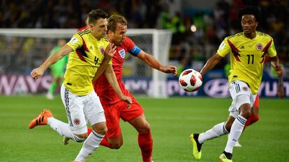 Arias pugna por un balón con Kane en presencia de Cuadrado, en el Mundial de Rusia