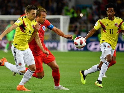 Arias pugna por un balón con Kane en presencia de Cuadrado, en el Mundial de Rusia