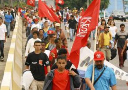 En la imagen, integrantes del Movimiento de los Sin Techo (MTST) de Brasil. EFE/Archivo