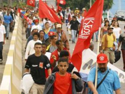En la imagen, integrantes del Movimiento de los Sin Techo (MTST) de Brasil. EFE/Archivo
