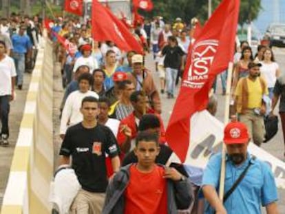 En la imagen, integrantes del Movimiento de los Sin Techo (MTST) de Brasil. EFE/Archivo