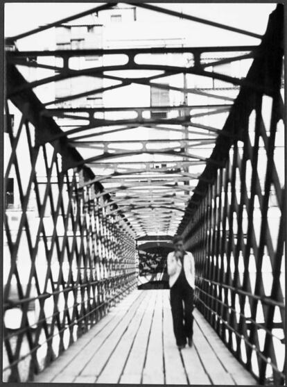 Sin titulo, (Annemarie Schwarzenbach atraviesa el puente Eiffel sobre el rio Oñar, Gerona) 1933