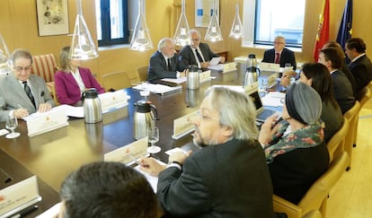 Los vocales de la Junta Electoral Central durante la reunión de este jueves.