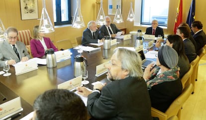 Los vocales de la Junta Electoral Central durante la reuni&oacute;n de este jueves.