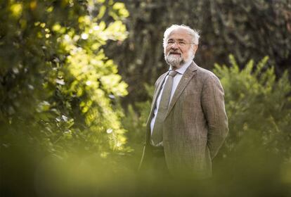 El científico alemán Erwin Neher, en un jardín de Valencia.