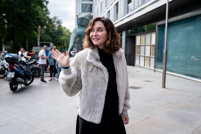 La presidenta de la Comunidad de Madrid, Isabel Díaz Ayuso, a su llegada a la renovación del convenio de colaboración del Carné Joven de la comunidad de Madrid, este miércoles.