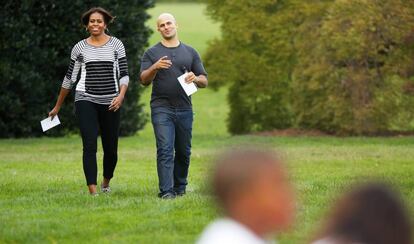 Michelle Obama y Sam Kass, en los jardines de la Casa Blanca en octubre de 2014.
