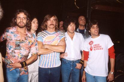 Don Felder, Timothy Schmit, Joe Walsh, Don Henley y Glenn Frey, miembros de The Eagles, justo antes de actuar en Nueva York en 1979.