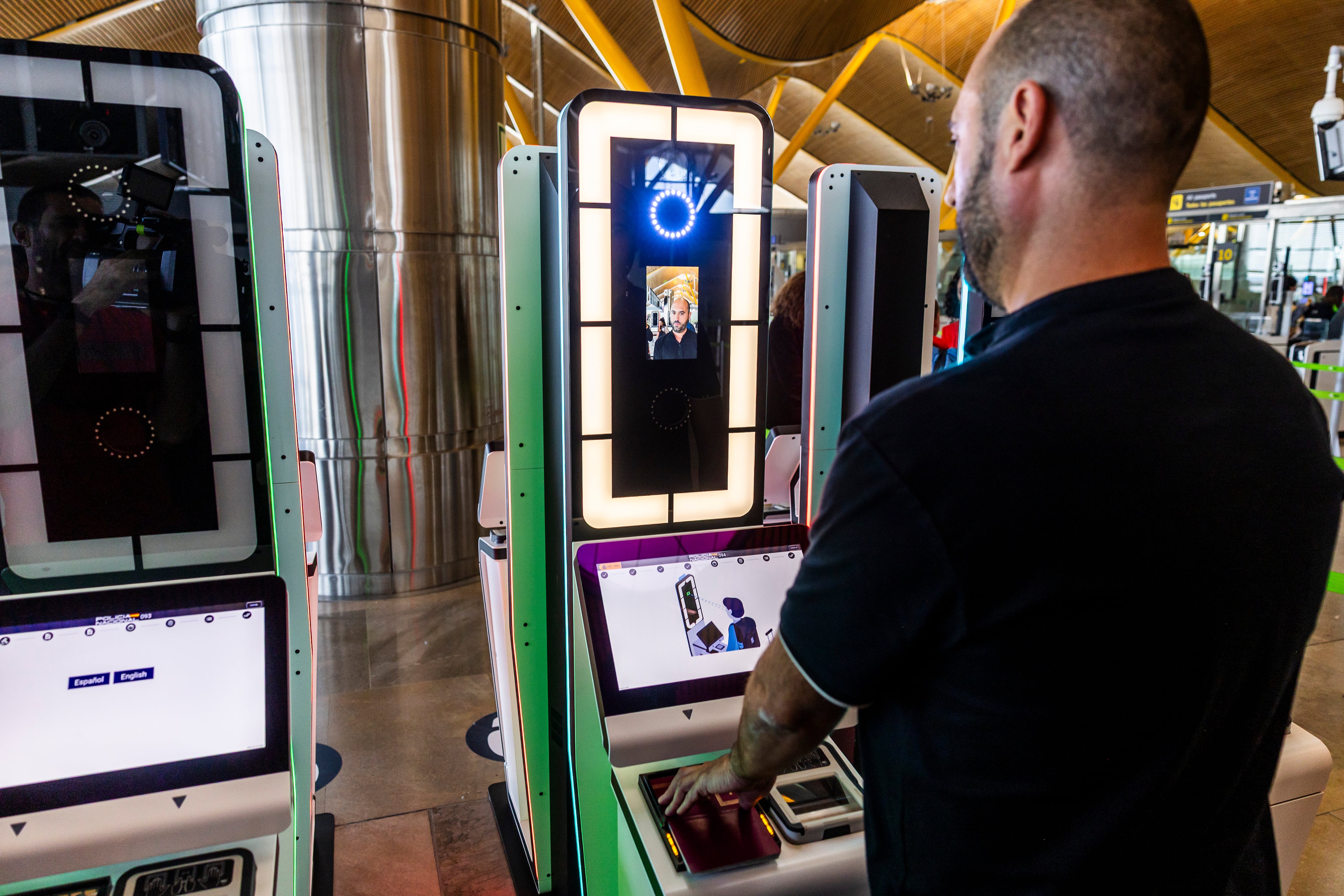 Un usuario en el identificador de viajeros en el aeropuerto, en la T4 del aeropuerto Adolfo Suárez Madrid-Barajas. 