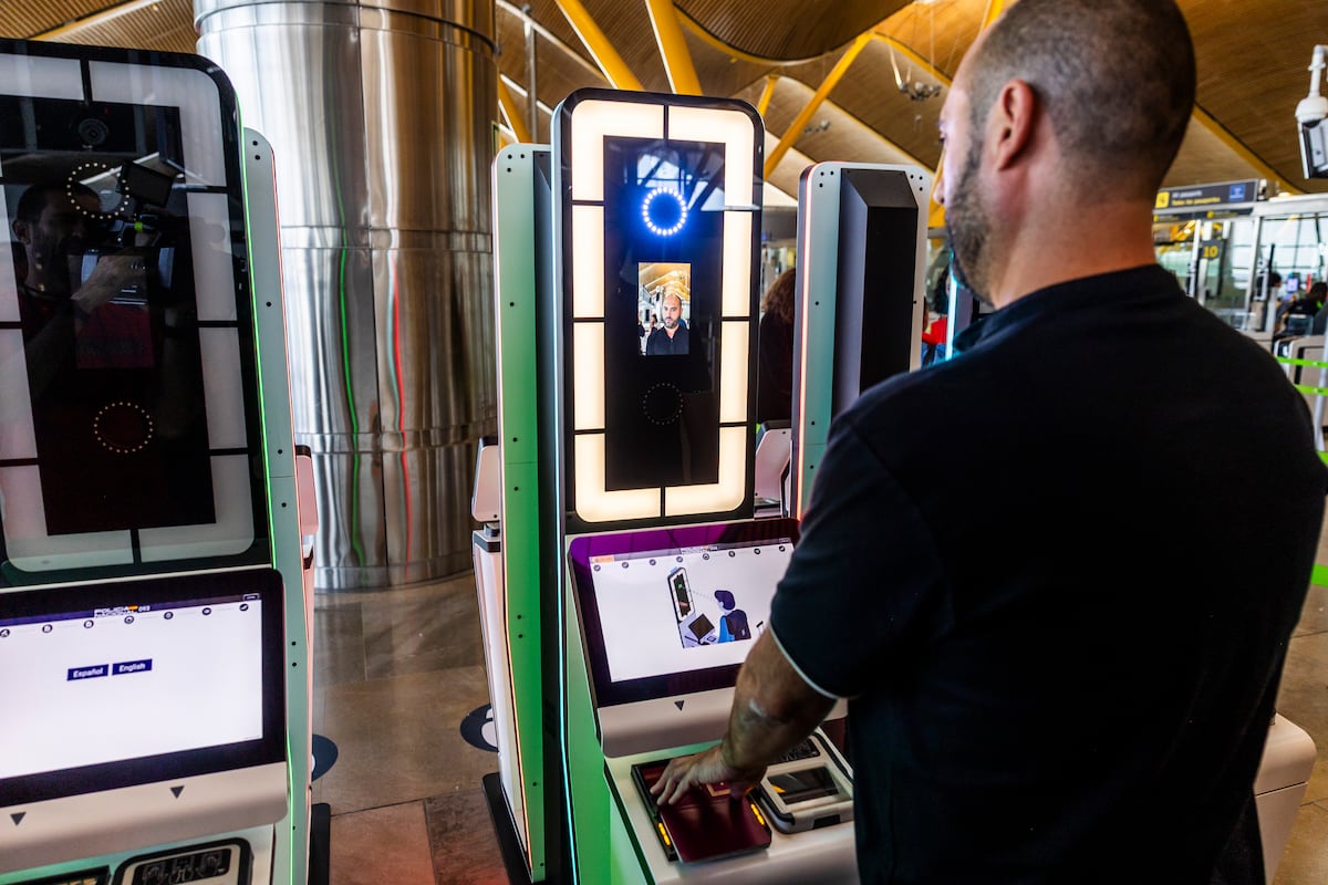 España comienza a registrar el rostro y las huellas de viajeros no comunitarios de forma automática