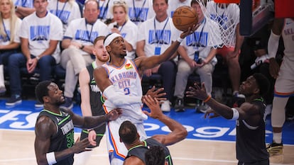 Gilgeous-Alexander ataca la canasta durante la primera mitad del juego contra los Timberwolves.