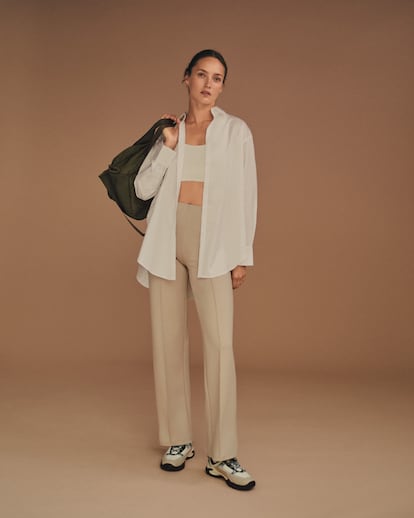 OYSHO propone mezclar la clásica camisa blanca, en la imagen, de tejido easy iron 100% algodón con prendas deportivas, como estos pantalones rectos de tejido de alta resistencia y bolsa técnica de gym.