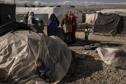 Sus casas reflejan las circunstancias en las que estas mujeres viven y les resulta difícil mejorar sus condiciones de vida cuando siempre existe el límite de la provisionalidad, que eterniza su precariedad y les impide mirar a futuro. En la foto, una niña se protege del frío resguardándose con un plástico en el asentamiento informal Terbol Dalhsmeyeh 052.