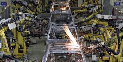 Robots en una f&aacute;brica de coches en el sur de la India.