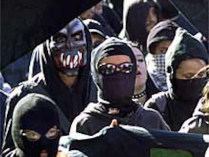 Varios miembros enmascarados del Bloque Negro, durante la manifestación celebrada en Praga en abril de 2000.