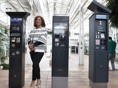 Ana Botella, con los nuevos parquímetros el pasado mayo.