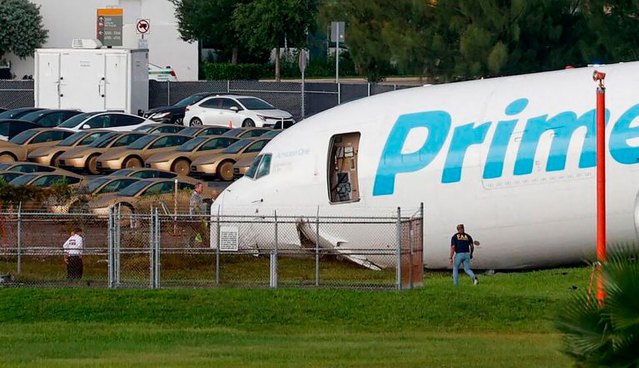 Algunos Cybercabs de Tesla se libran por los pelos del accidente del avión de carga de Amazon