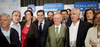 Javier Arenas (a la derecha) en un acto del PP en Torremolinos (M&aacute;laga) el pasado mayo.