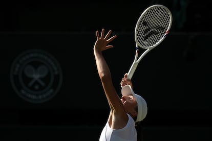Swiatek sirve durante el partido contra Bencic en la central de Londres.